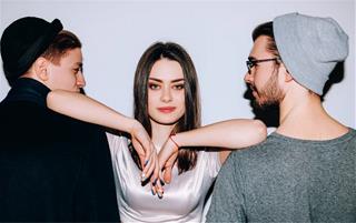 Tiết lộ lý do phụ nữ xinh đẹp nhưng không được ai đưa đón, hỏi han