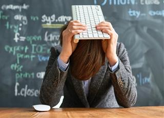 Thói quen này tưởng vô hại, nhưng thực ra là đối xử tệ bạc với tiền nên chúng tránh xa bạn