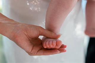 Bà bầu có nên đi thăm bà đẻ: Quan niệm dân gian và khoa học đối đầu bạn chọn cách nào?