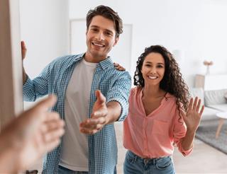 Nếu 1 TRONG 2 "vị khách" này đến nhà bạn, đó là dấu hiệu cho thấy nhà bạn sắp có TIN VUI lớn