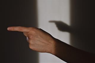 Đọc vị bản chất con người qua 7 cử chỉ TAY: Chỉ cần 3 giây để hiểu được đối phương là người ra sao!