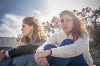 Bóc trần thủ đoạn của những cô nàng bạn thân độc hại: 12 chòm sao nữ nên tránh xa kiểu người này!