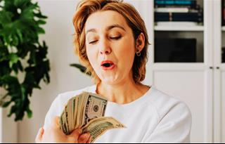 Top 4 con giáp may mắn, tiền bạc thoải mái tiêu trong ngày 4/8/2025