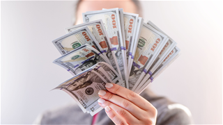 Tử vi hôm nay: 3 con giáp nhiều tiền ngày 1322026, 26 Tết túi tiền đầy ắp