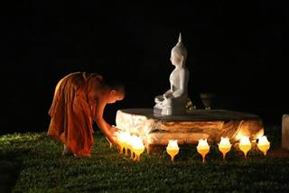 Phật dạy đừng thắp đèn cúng bái ở đâu cả! Khi ngọn đèn trong tâm SÁNG rực, cuộc đời khắc may mắn!