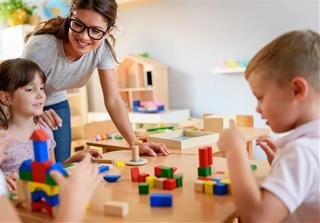 Giáo viên xuất sắc thường sinh vào tháng này - người lái đò tận tâm được học sinh yêu quý nhất