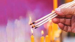 Tại sao không phải 1 hay 5? Nhà Phật giải thích lý do tại sao nên thắp 3 nén nhang khi đi lễ chùa