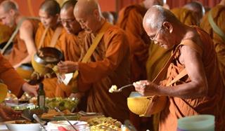 Tại sao không nên để thừa đồ chay? Lỡ để thừa có bị coi là BẤT KÍNH với Đức Phật không?