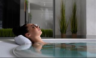 Tiền bạc đã âm thầm phân hóa ngày Chủ nhật của chúng ta như thế nào?