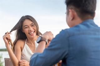 Đọc vị phụ nữ: 6 dấu hiệu cơ thể không bao giờ biết nói dối, cô ấy đang bật đèn xanh cho bạn