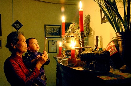 Văn khấn gia thần ngày Rằm cầu bình an cho gia đình