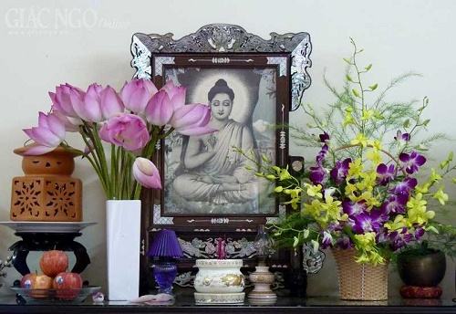 Phong thủy ban thờ đẹp nhờ tránh bày 5 loài hoa