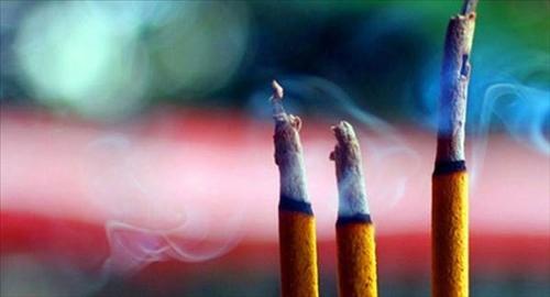 Gặp vận xui vì thắp nhang sai cách