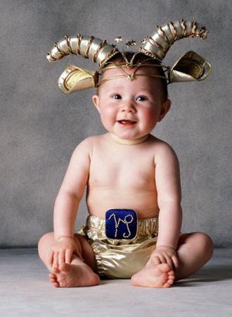 Đọ độ siêu kute của 12 chòm sao thuở còn đóng bỉm