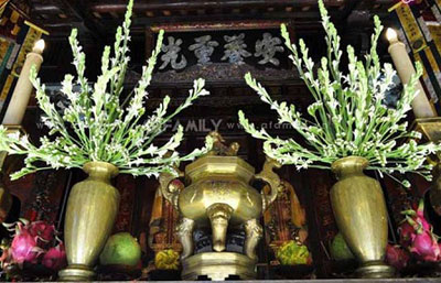Các loại hoa dâng lên bàn thờ "hút" tài lộc