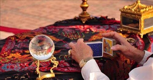 Có nên xem bói bài Tarot để dự đoán tương lai?