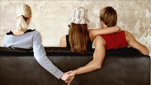 Khi bạn thân yêu bạn trai mình, 12 chòm sao nữ sẽ làm gì?