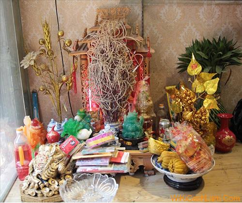 Vị trí đặt bàn thờ Thần Tài đúng chuẩn là gì? Vì sao không được để bàn thờ trên cao?
