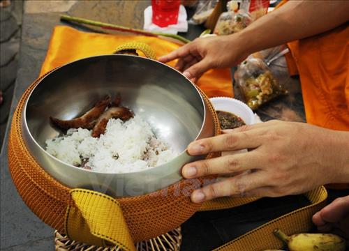 Bố thí ba la mật là gì? Hiểu xong bạn sẽ tự soi lại mình
