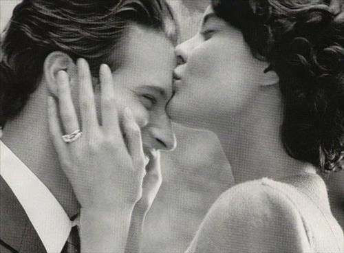 Tình yêu nữ Song Ngư nam Thiên Bình: Tình trong như đã mặt ngoài còn e