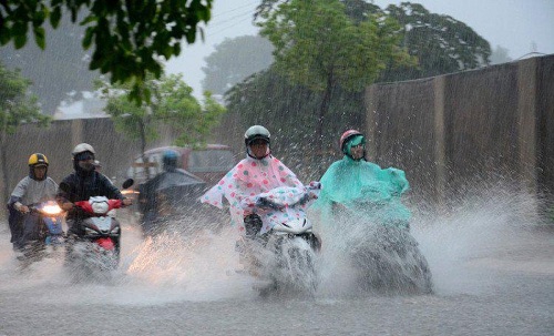 Dự báo thời tiết ngày mai 17/7: Mưa dông trên đất liền, thời tiết xấu ở Biển Đông