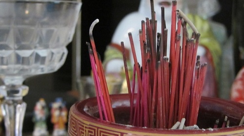 Năm hết tết đến, tỉa chân nhang thế nào để không phạm đại kỵ?