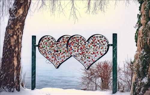 Tình yêu nữ Song Tử nam Sư Tử: Cô nàng thảo mai tôn thờ sự mạnh mẽ của người yêu