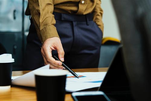 Mơ thấy cấp trên: Tăng lương thăng chức hay tiền bạc đội nón ra đi?