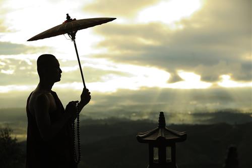 Ý nghĩa và vẻ đẹp của việc các tu sĩ đi khất thực