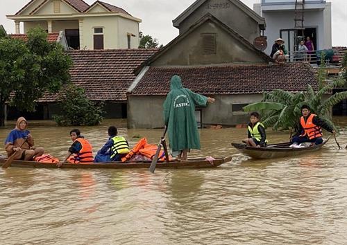 Từ việc cứu trợ miền Trung mùa lũ tự hỏi vì sao làm người cần có lòng tốt?