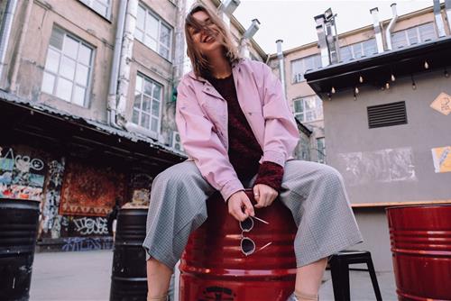 Mặc người bên cạnh lo sốt vó, chòm sao nữ này vẫn rất hài lòng với cuộc sống độc thân vui vẻ