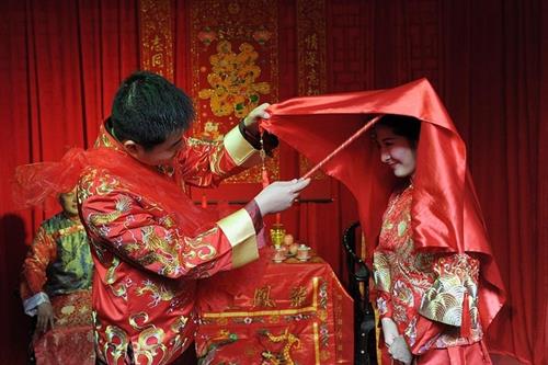 Phong tục cổ hủ thách cưới khiến khuynh gia bại sản ở Trung Quốc khiến ai cũng phải xót xa