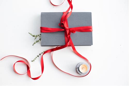 Nghèo tới mức không có tiền mua quà thì tặng gì trong ngày lễ mới phải phép?