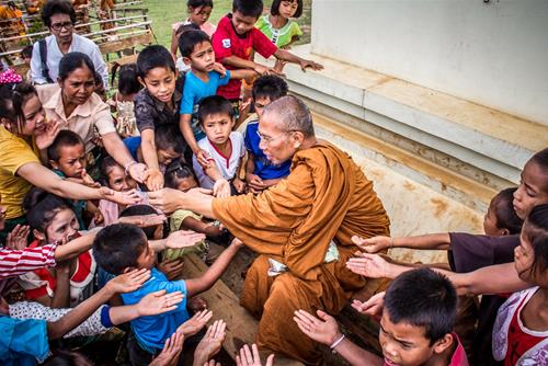 Bài học về lòng yêu thương là ánh sáng duy nhất giúp ta bình an giữa cuộc sống xáo trộn