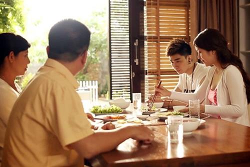 Trước khi ngăn cản chuyện yêu đương của con hãy đọc ngay bài viết này!