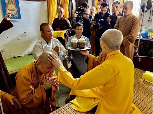 Chủ tịch Hoa Sen quy y Tam bảo là chuyện đáng mừng, có gì đâu mà phải lo lắng?