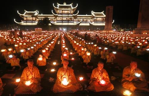 Phật Giáo có khuyến khích cầu siêu không? Đâu là giới hạn dẫn đến mê tín?