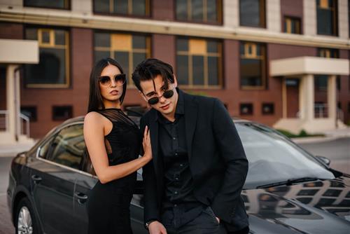 Chẳng những có tình yêu đáng ghen tị, cặp đôi hoàng đạo này hễ kết hợp là dễ hốt vàng hốt bạc