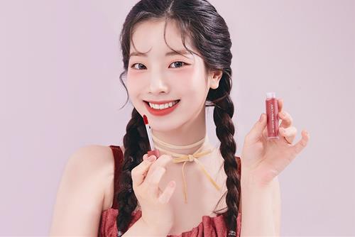 Bật mí phong cách trang điểm may mắn cho 12 chòm sao để tình tiền đỏ như son