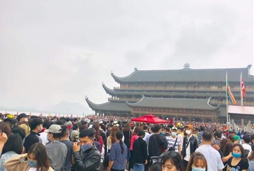 Cảnh chen chúc ở Tam Chúc: Cẩn thận lại mất lộc chứ mơ tưởng gì tới tăng thêm phước lộc!