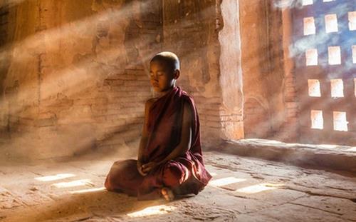 Buồn đau như sắp rơi xuống vực ư? Đọc ngay bài học về tờ giấy tiết lộ cách trút bỏ mọi nặng nề trong tâm