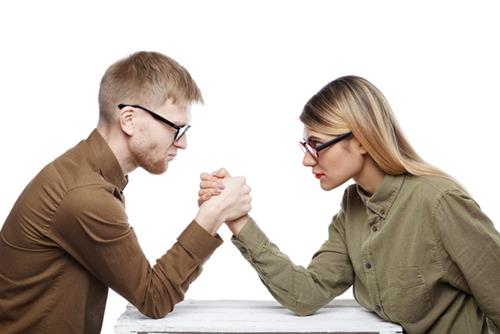 Cặp chòm sao đối lập nhưng vẫn hút nhau ầm ầm, đúng kiểu "xa thơm, gần... phát ớn"