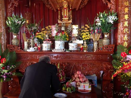 Lọ hoa trên bàn thờ đặt bên trái hay bên phải? Tưởng đơn giản nhưng nhiều nhà vẫn làm sai