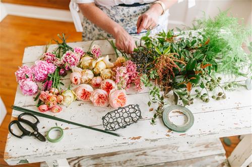 Cách giữ hoa tươi lâu Tết Ất Tỵ 2025, qua mùng 3 Tết vẫn tươi hương sắc