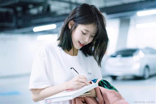 Tử vi hôm nay 21/12/2022: 4 tuổi sau được hưởng lộc tổ tiên, công việc thuận buồm xuôi gió