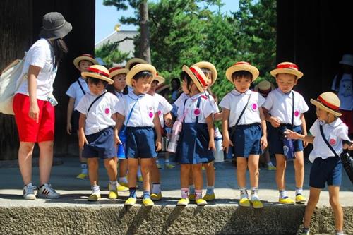 Phong cách dạy con khiến bạn há hốc mồm nhưng lại quá quen thuộc ở những quốc gia này