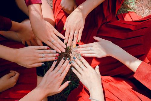 12 chòm sao cùng khoe sắc mẫu móng tay Hè siêu lý tưởng dành riêng cho mình