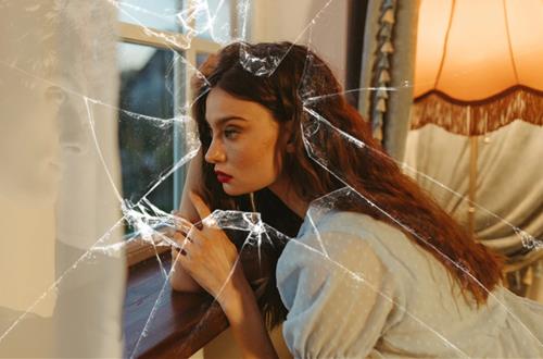 Phản ứng 12 chòm sao khi trái tim tan vỡ: Ai bung tỏa cảm xúc, ai vờ như không sao?