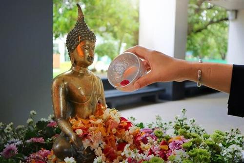 Khi cúng dường Phật, hãy ghi nhớ 5 nguyên tắc đơn giản này thì công đức của bạn sẽ viên mãn!