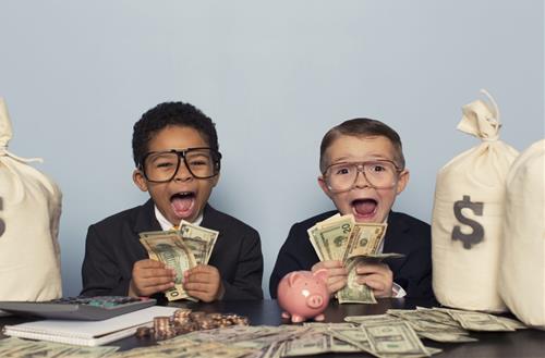 10 bài học vui vẻ, cực kỳ quý giá về tiền bạc mà bố mẹ cần thực hành cùng trẻ